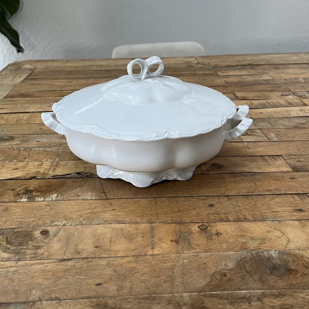 HUTSCHENREUTHER Racine 9" Round Covered Tureen Lid Fluted Base White Ribbon